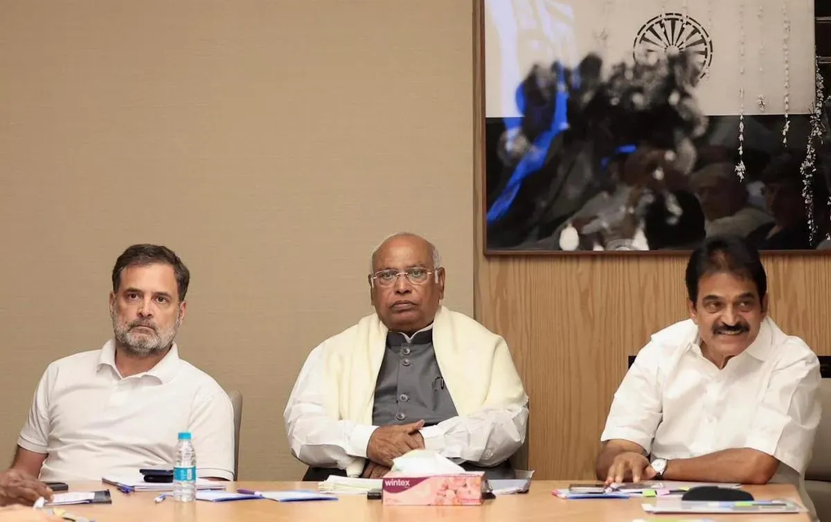 સંસદમાં મોટા રાજકીય ઘમાસાણના એંધાણ વચ્ચે કોંગ્રેસે પોતાના સાંસદો માટે થ્રી-લાઇન વ્હીપ જાહેર કર્યો છે, જ્યારે NDAએ પણ મહત્વપૂર્ણ મુદ્દાઓ પર સંખ્યા અને રણનીતિ મજબૂત કરવા તૈયારીઓ તેજ કરી છે.