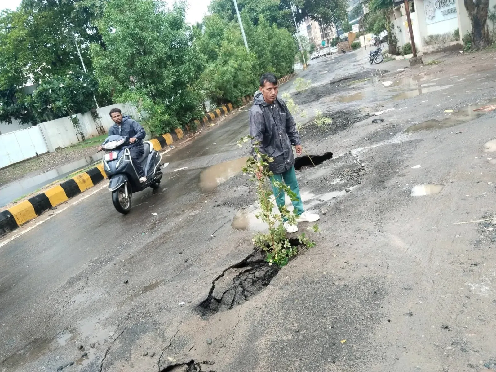 વેમાલી ગામમાં વિકાસના દાવા વચ્ચે મુખ્ય માર્ગ પર મોટા ખાડા પડતાં સ્થાનિકોમાં ભારે રોષ ફેલાયો છે, રોજિંદા અવરજવર મુશ્કેલ બનતાં લોકોએ તાત્કાલિક માર્ગ સમારકામની માંગ ઉઠાવી છે.