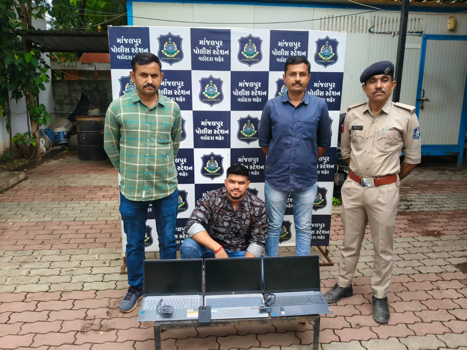 વડોદરામાં ન્યૂડ વીડિયો કોલિંગના કથિત રેકેટનો પર્દાફાશ થયો છે, યુવતીઓને બોલાવી વીડિયો કોલ કરાવવાના આરોપમાં સંચાલક ઝડપાયો છે, પોલીસની કાર્યવાહી બાદ સમગ્ર મામલે વધુ તપાસ હાથ ધરવામાં આવી છે અને અન્ય સંડોવાયેલા લોકોની તપાસ ચાલી રહી છે.