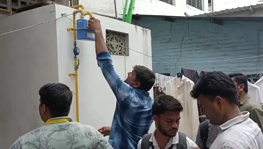 વડોદરા ગેસ લિમિટેડે સિટી વિસ્તારમાં બાકી બિલની વસૂલાત માટે કડક કાર્યવાહી હાથ ધરી છે, રૂ. 26.43 લાખના બાકીદારોના ગેસ કનેક્શન બંધ કરવામાં આવ્યા છે, જ્યારે રિકવરી ઝુંબેશને વધુ તેજ બનાવવામાં આવી રહી છે.