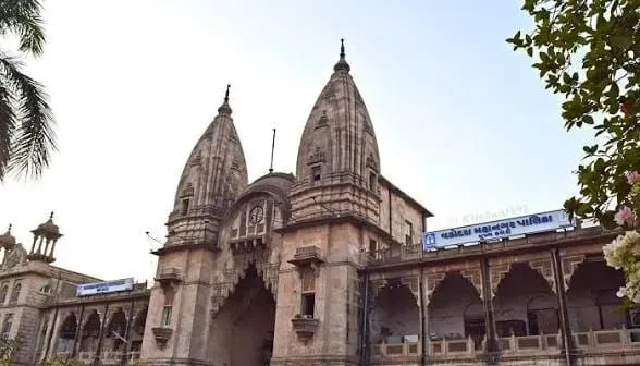 વડોદરા પાલિકાની બેદરકારી સામે આવી છે, નવાયાર્ડની બે આંગણવાડીઓના વીજ કનેક્શન કપાતા 60 જેટલા ભૂલકાં અંધારામાં ભણવા મજબૂર બન્યા છે, વીજ પુરવઠો પુનઃસ્થાપિત કરવા તાત્કાલિક કાર્યવાહી કરવાની માંગ ઉઠી છે.
