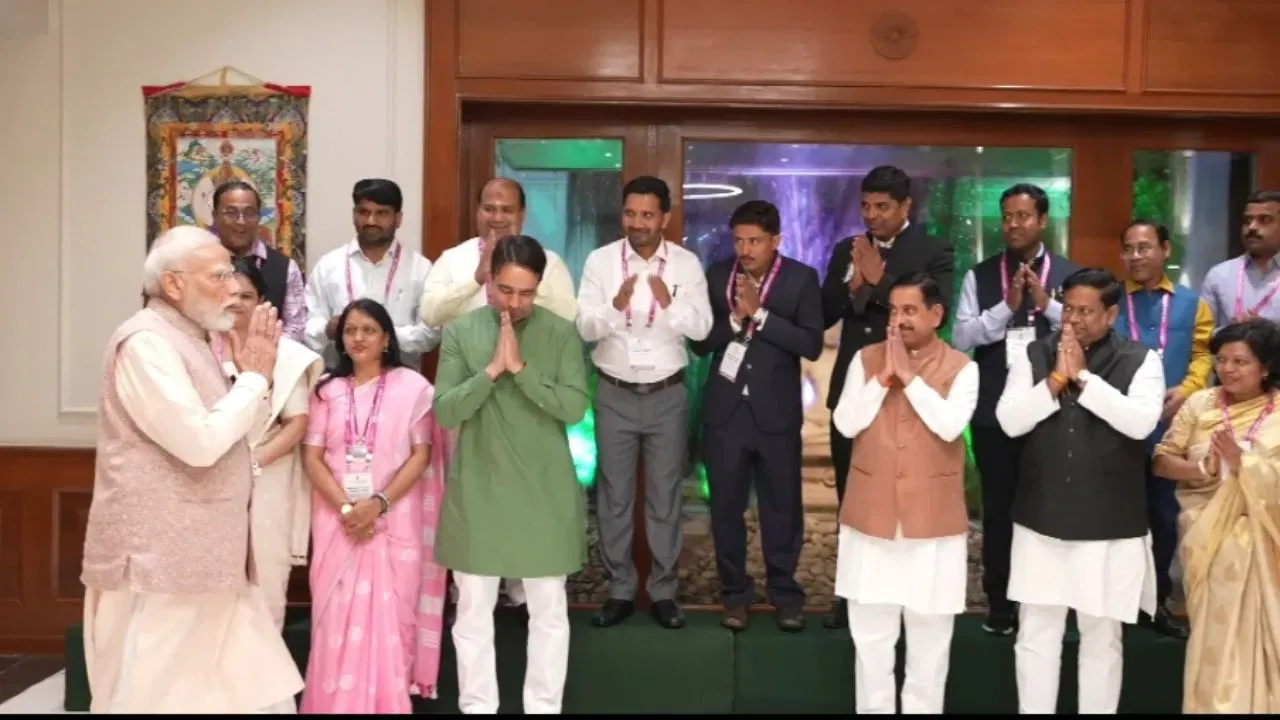 કુશળ વક્તા બનવા માટે શું કરવું જોઈએ તે અંગે PM મોદીએ શિક્ષકને સવાલ કર્યો હતો. શિક્ષકે આપેલો રમૂજી જવાબ સાંભળતા જ કાર્યક્રમમાં હાસ્યનું મોજું ફરી વળ્યું અને સૌ ખડખડાટ હસી પડ્યા.