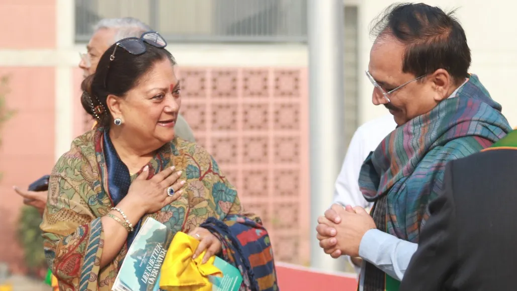 રાજસ્થાન રાજકારણમાં મોટો ફેરફાર જોવા મળ્યો છે. પૂર્વ મુખ્યમંત્રી વસુંધરા રાજેના ગઢ ગણાતા વિસ્તારમાં ભાજપનો સફાયો થયો છે અને કોંગ્રેસે શાનદાર પ્રદર્શન કરીને જીત મેળવી બાજી પલટી નાખી છે.