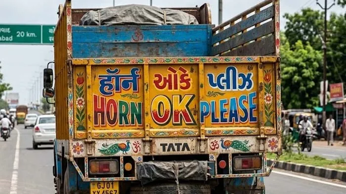 દેશભરના ટ્રકોની પાછળ ‘Horn OK Please’ લખેલું જોવા મળે છે, પરંતુ આ કોઈ ફરજિયાત નિયમ નથી. તો પછી આ શબ્દો કેમ લખવામાં આવે છે? જાણો તેની પાછળની રસપ્રદ લોજિક અને સાચું કારણ.
