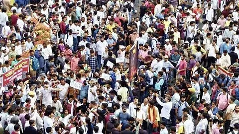 ભરતી પરીક્ષામાં ગેરરીતિના આક્ષેપોને લઈને રાંચીમાં ઉમેદવારોએ વિરોધ પ્રદર્શન કર્યું, જ્યાં ગોલ્ડ મેડાલિસ્ટ ઉમેદવાર પણ હજુ નોકરીની રાહ જોઈ રહ્યો હોવાનો મુદ્દો ચર્ચામાં આવ્યો, અને પારદર્શક ભરતીની માંગ ઉઠી.