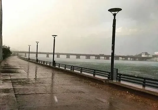 અમદાવાદમાં બે દિવસની રાહત બાદ મેઘરાજા ફરી સક્રિય બનશે, ગુરુવારથી ભારે વરસાદનો નવો રાઉન્ડ શરૂ થવાની આગાહી વચ્ચે હવામાન વિભાગે લોકોને સાવચેત રહેવા અને જરૂરી તકેદારી રાખવા અપીલ કરી છે.