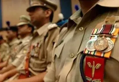 દેશના 1,057 જાંબાજોને મોટું સન્માન આપવામાં આવ્યું છે, જેમાં 301 જવાનોને વીરતા પદકથી નવાજવામાં આવ્યા છે, સ્વતંત્રતા દિવસના એક દિવસ પહેલાં કેન્દ્ર સરકારના આ નિર્ણયથી સશસ્ત્ર દળોના બહાદુર જવાનોનું ગૌરવ વધ્યું છે.