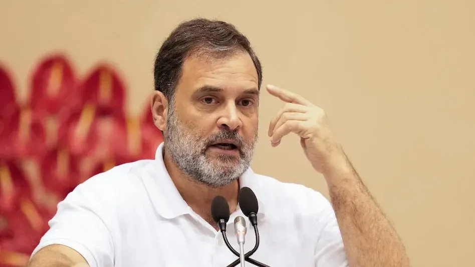રાહુલ ગાંધીને સાવરકર કેસમાં મોટી કાનૂની રાહત મળી હોવાના અહેવાલ સામે આવ્યા છે, સુપ્રીમ કોર્ટે કેસ રદ કર્યો હોવાની માહિતીથી કોંગ્રેસમાં રાહતનો માહોલ છે, જ્યારે આ નિર્ણયને લઈને રાજકીય ચર્ચા પણ તેજ બની છે.