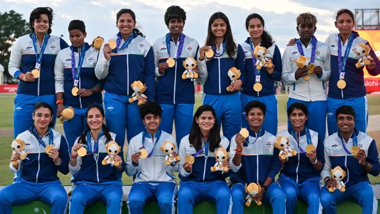 જાપાનના આઈચી-નાગોયા ખાતે રમાઈ રહેલી એશિયન ગેમ્સ 2026માં ભારતે 501 એથ્લેટ્સના દળ અને રૂ. 800 કરોડથી વધુના જંગી બજેટ સાથે ઝંપલાવ્યું હોવા છતાં ગોલ્ડ મેડલ ટેલીમાં ભારત પાછળ રહી ગયું છે. પ્રારંભિક દિવસોમાં ભારતને શૂટિંગ અને વેઇટલિફ્ટિંગ જેવા રમત ક્ષેત્રોમાં સિલ્વર અને બ્રોન્ઝ મેડલ વધુ મળ્યા છે, જ્યારે ગોલ્ડમાં રૂપાંતર ઓછું થયું છે. રમત મંત્રાલયે ACTC અને TOPS યોજના હેઠળ આંતરરાષ્ટ્રીય તાલીમ પર મોટો ખર્ચ કર્યો હોવા છતાં, એશિયન ગેમ્સમાં ચાઇના, જાપાન અને દક્ષિણ કોરિયા જેવા ટોચના દેશો સામે મહત્વની ફાઇનલ ક્ષણોમાં પ્રદર્શન અને 62% જેટલા નવા (ડેબ્યૂ) ખેલાડીઓ હોવાથી ગોલ્ડ જીતવામાં મોટો પડકાર સામે આવી રહ્યો છે.