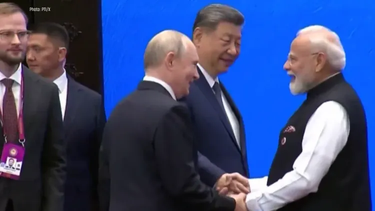 બિશ્કેકમાં યોજાયેલી SCO સમિટ દરમિયાન વડાપ્રધાન નરેન્દ્ર મોદી, રશિયાના રાષ્ટ્રપતિ વ્લાદિમીર પુતિન અને ચીનના રાષ્ટ્રપતિ શી જિનપિંગની મહત્વપૂર્ણ મુલાકાત થઈ હતી. ત્રણેય નેતાઓની મુલાકાત વૈશ્વિક રાજનીતિ અને દ્વિપક્ષીય સંબંધોના દૃષ્ટિકોણથી ચર્ચામાં રહી છે.