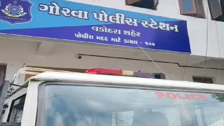 વડોદરાના ગોરવામાં દીકરીની જેમ ઘરમાં રાખેલી યુવતી પર સોના-ચાંદીના દાગીના ચોરી કરવાનો આરોપ લાગ્યો છે. તિજોરીમાંથી રૂ. 5.15 લાખના દાગીના ગુમ થતાં પરિવારને શંકા ગઈ અને પોલીસે સમગ્ર મામલે તપાસ શરૂ કરી છે.