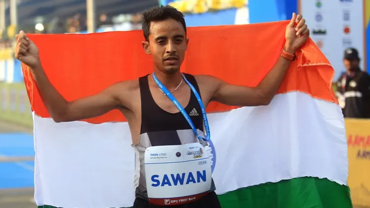 Sawan Barwal: સાવન બરવાલે એશિયન ગેમ્સ 2026માં પુરુષ મેરેથોન સ્પર્ધામાં સિલ્વર મેડલ જીતીને ઇતિહાસ રચી દીધો છે. 2:11:37ના પર્સનલ બેસ્ટ સમય સાથે તેમણે 44 વર્ષ બાદ ભારતને આ ઇવેન્ટમાં પદક અપાવ્યો છે. જાપાનના ઇચિટાકા યામશિતાએ ગોલ્ડ મેડલ જીત્યો, જ્યારે ચીનના પેઇયુ ફેંગને બ્રોન્ઝ મેડલ મળ્યો હતો. સાવને આ રેસના મોટાભાગના સમય સુધી પોતાની સરસાઈ જાળવી રાખી હતી.