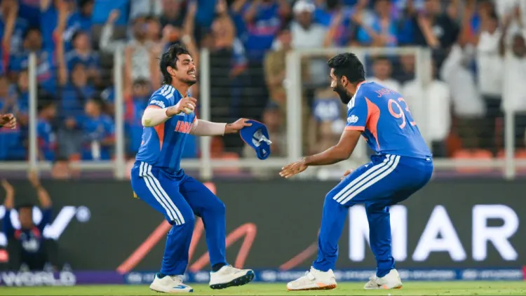 એશિયન ગેમ્સ 2026ની ક્રિકેટ સેમિફાઈનલ મેચમાં ભારતીય ટીમે શ્રીલંકાને માત્ર 45 રનમાં ઓલઆઉટ કરીને શાનદાર જીત સાથે ફાઈનલમાં પ્રવેશ કર્યો છે. ભારતીય બોલરોના આક્રમક પ્રદર્શન સામે શ્રીલંકાની આખી ટીમ ખોરવાઈ ગઈ હતી. હવે ગોલ્ડ મેડલ માટે ફાઈનલ મેચમાં ભારતનો સામનો ચિરપ્રતિદ્વંદ્વી પાકિસ્તાન સામે થશે, જેને લઈને ક્રિકેટ ચાહકોમાં ભારે ઉત્સાહ જોવા મળી રહ્યો છે.