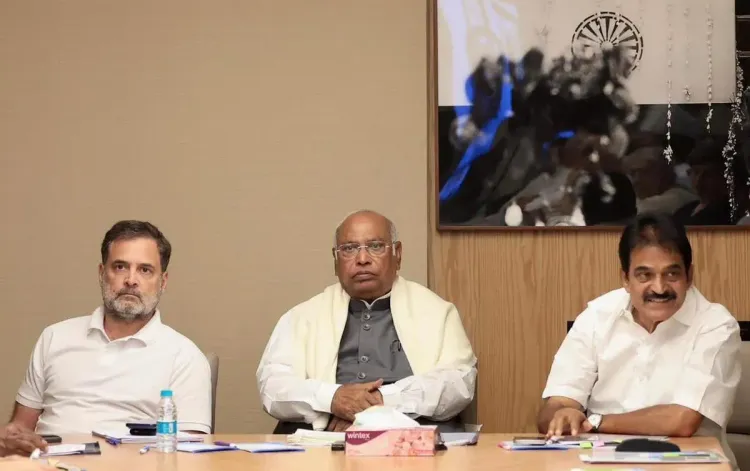 સંસદમાં મોટા રાજકીય ઘમાસાણના એંધાણ વચ્ચે કોંગ્રેસે પોતાના સાંસદો માટે થ્રી-લાઇન વ્હીપ જાહેર કર્યો છે, જ્યારે NDAએ પણ મહત્વપૂર્ણ મુદ્દાઓ પર સંખ્યા અને રણનીતિ મજબૂત કરવા તૈયારીઓ તેજ કરી છે.
