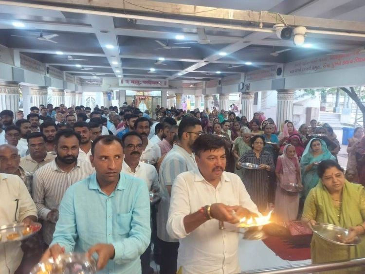 નારેશ્વરધામ ખાતે ભાજપ દ્વારા મહાઆરતીનું આયોજન કરવામાં આવ્યું. વડાપ્રધાન નરેન્દ્ર મોદીના દીર્ઘાયુ, સારા સ્વાસ્થ્ય અને દેશની સમૃદ્ધિ માટે કાર્યકરો તથા ભક્તોએ વિશેષ પ્રાર્થના કરી.