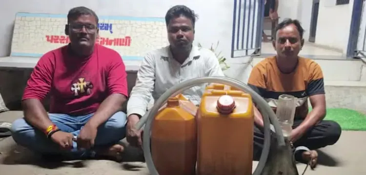 વડોદરામાં રોલર મશીનમાંથી ડીઝલ ચોરીના કથિત કૌભાંડનો પર્દાફાશ થયો છે, પાલિકાએ ઇજારેદારને ₹3 લાખનો દંડ ફટકાર્યો છે, જ્યારે ડીઝલ ચોરીના મામલે સંડોવાયેલા ડ્રાઇવરને બરતરફ કરવાની કાર્યવાહી કરવામાં આવી છે.