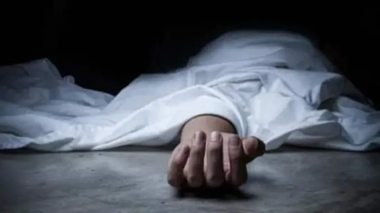 દારૂબંધી ધરાવતા રાજ્ય નાગાલેન્ડના મોકોકચુંગ અને તુએનસાંગ જિલ્લામાં લઠ્ઠાકાંડની ગંભીર ઘટના સામે આવી છે, જેમાં ઝેરી દારૂ પીવાથી છેલ્લા બે દિવસમાં ૧૯ લોકોના મોત થયા છે. ઘટનાની ગંભીરતાને ધ્યાને રાખીને પોલીસે એસઆઈટી (SIT)ની રચના કરી ૧૯ શંકાસ્પદ આરોપીઓની અટકાયત કરી છે અને રૂ. ૩,૦૦૦ જેટલી દારૂની બોટલો જપ્ત કરી છે. પ્રશાસને નાગરિકોને અપીલ કરી છે કે જે લોકોએ પણ શંકાસ્પદ દારૂનું સેવન કર્યું હોય અને ચક્કર આવવા કે આંખે ધૂંધળું દેખાવા જેવા લક્ષણો જણાય તો તેઓ ત્વરિત હોસ્પિટલમાં દાખલ થાય.
