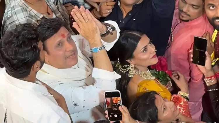 લાલબાગચા રાજાના દર્શન દરમિયાન આગામી ફિલ્મ 'રૂપા'ની કો-સ્ટાર કોમલ રાની સ્વર્ણકાર સાથે જોવા મળ્યા બાદ ઉપજેલા વિવાદ પર અભિનેતા ગોવિંદાએ આકરું મૌન તોડ્યું છે. અફવાઓ અને ટીકાઓ પર પલટવાર કરતાં તેમણે પ્રશ્ન કર્યો કે, "અમે પ્રખ્યાત થઈએ તો લોકોને શું વાંધો છે?" ગોવિંદાએ સ્પષ્ટ કર્યું કે આ મુલાકાત માત્ર તેમની ફિલ્મ માટે આશીર્વાદ લેવા માટે જ હતી. તેમણે આ સમગ્ર કન્ટ્રોવર્સીને પોતાની છબી ખરાબ કરવા અને પરિવારથી દૂર કરવા માટે રચાયેલું 'સુનિયોજિત કાવતરું' ગણાવ્યું છે.